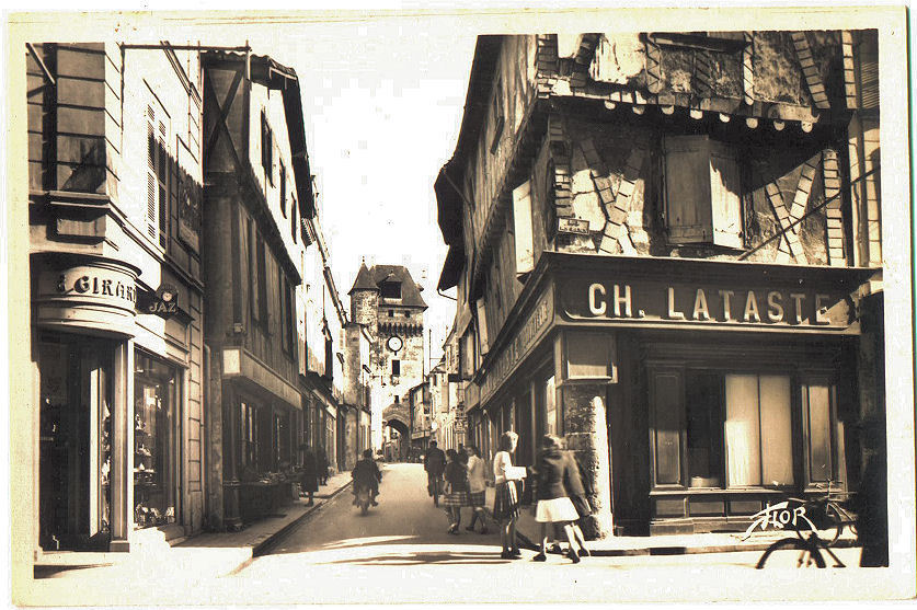 17 - Saint-Jean D´Angély - Rue Grosse Horloge Et Tour - CPSM Animée, Commerces - Ed Niort N° 3749 - Saint-Jean-d'Angely