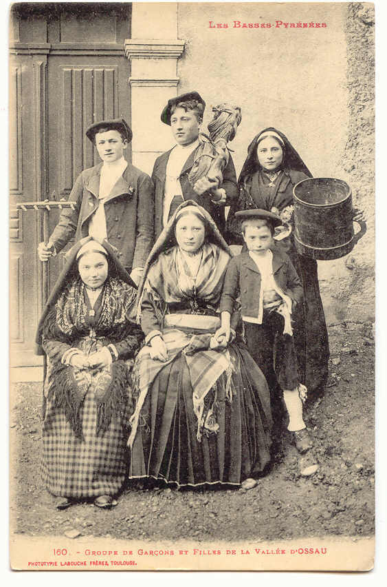 F1040 - Les Basses - Pyrénées - Groupe De Garçons Et De Filles De La Vallée D'OSSAU - Midi-Pyrénées