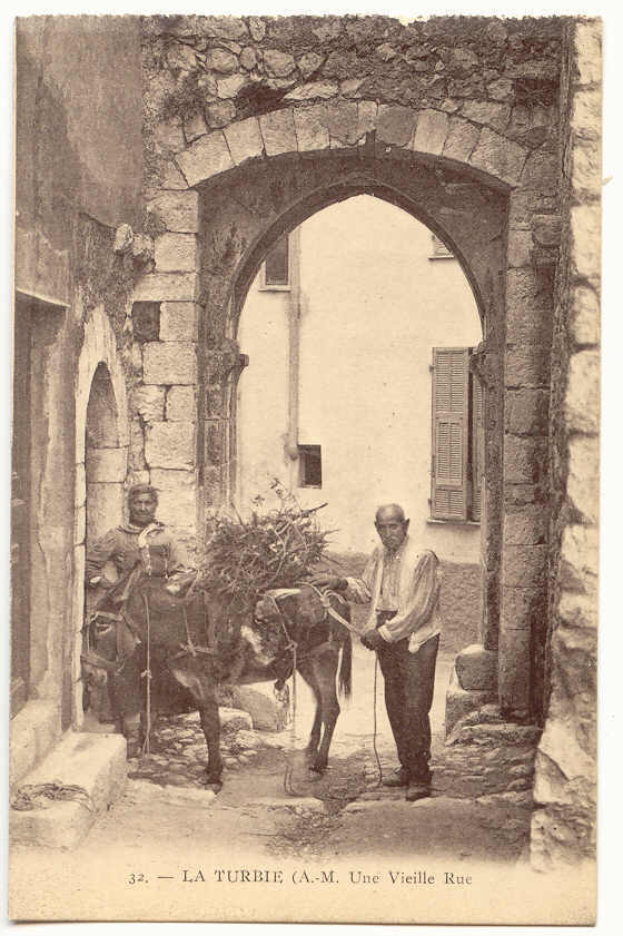 F1043 - 32 -  La Turbie - Une Vieille Rue  *âne* - La Turbie