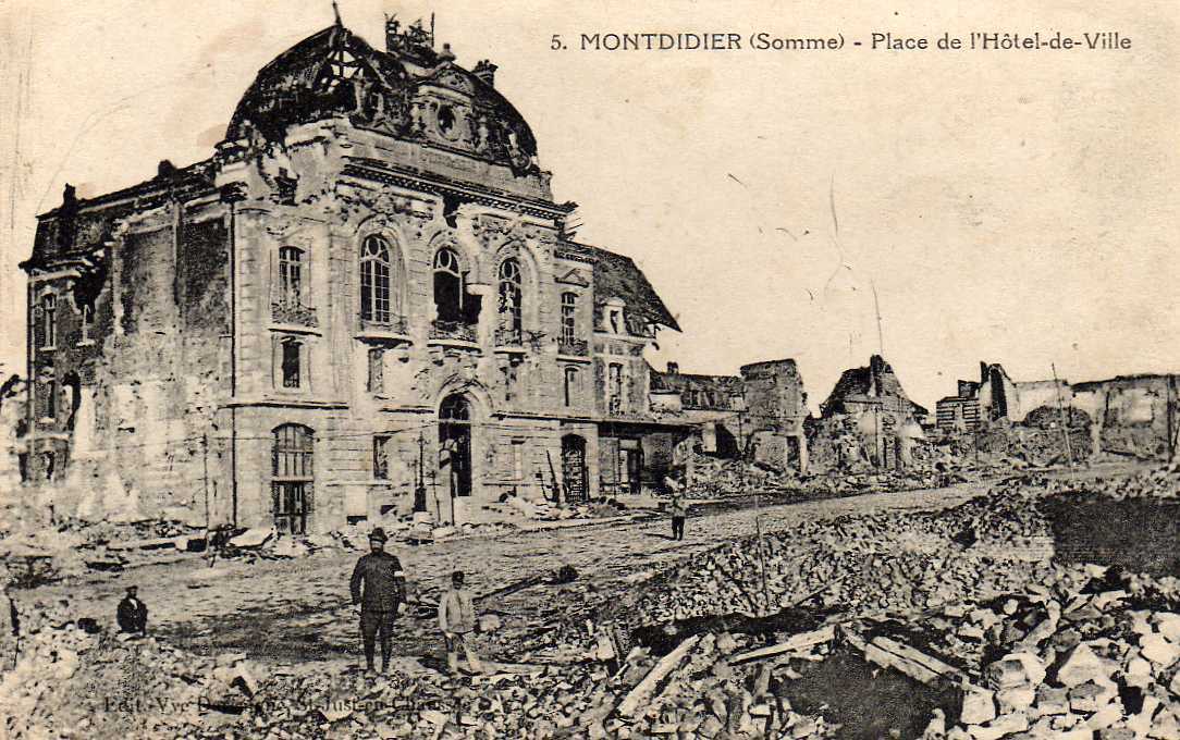 80 MONTDIDIER Place De L' Hotel De Ville Aprés Bombardement, Animée 191? - Montdidier