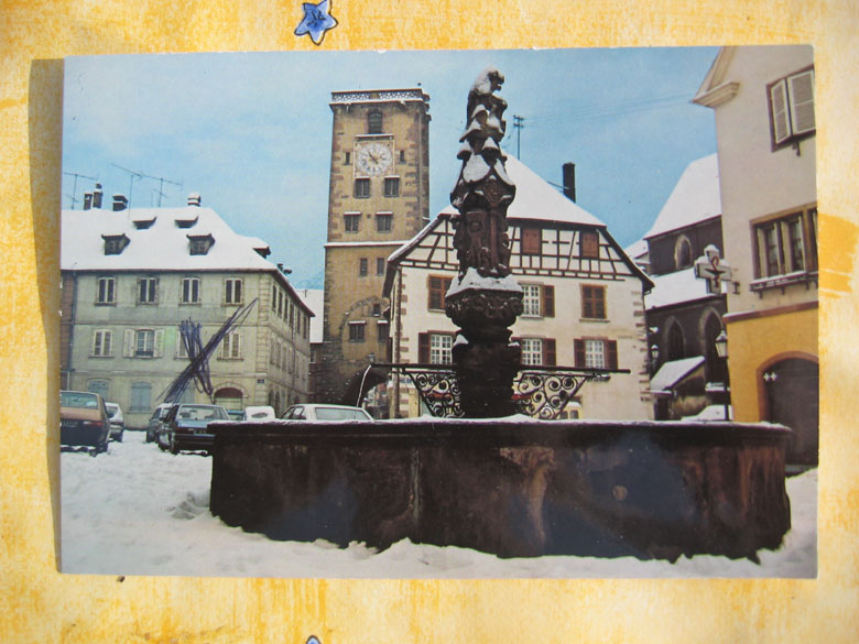 Ribauvillé : Place Du Marché Avec Fontaine Du Vin (1536) Et Tour Des Bouchers (XIII) Sous La Neige - Ribeauvillé