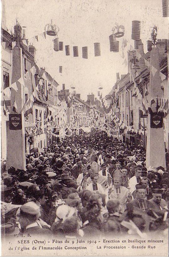 SEES. Fêtes Du 9 Juin 1914. La Procession Grande Rue - Sees