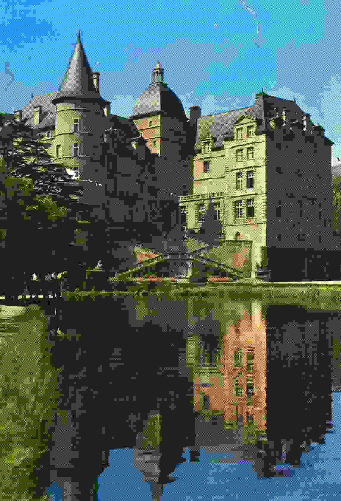 38 -CHATEAU DE VIZILLE ET SON REFLET DANS L'EAU En 1975 - Vizille