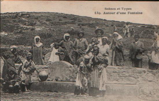 Carte Postale Ancienne SCENES ET TYPES - Autour D´une Fontaine. - Scènes & Types