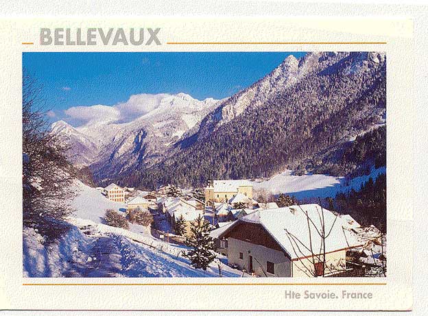 74 Le Chablais - BELLEVAUX  - Le Centre Du Village Et Son église. - Bellevaux