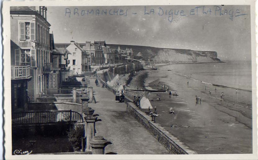 ARROMANCHES-LES-BAINS--années 50-Port De La Libération-la Digue Et La Plage(petite Animation) Cpsm Par Combier - Other & Unclassified