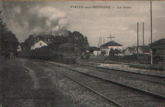 CPA De VIRIEU SUR BOURBRE - La Gare (locomotive). - Virieu