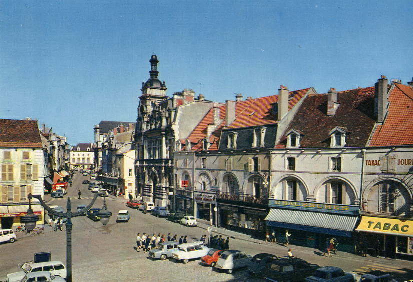 CHAUMONT (Haute-Marne)   Place De L'Hôtel De Ville      (la Carte Doit Dater Des Années 60) - Chaumont