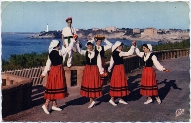 Groupe Folklorique Bi Harri. Danse Des Pommes. - Bidart