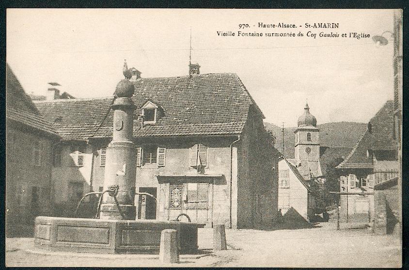 68 - SAINT-AMARIN. Vieille Fontaine Surmontée Du Coq Gaulois Et L'Eglise. - Saint Amarin