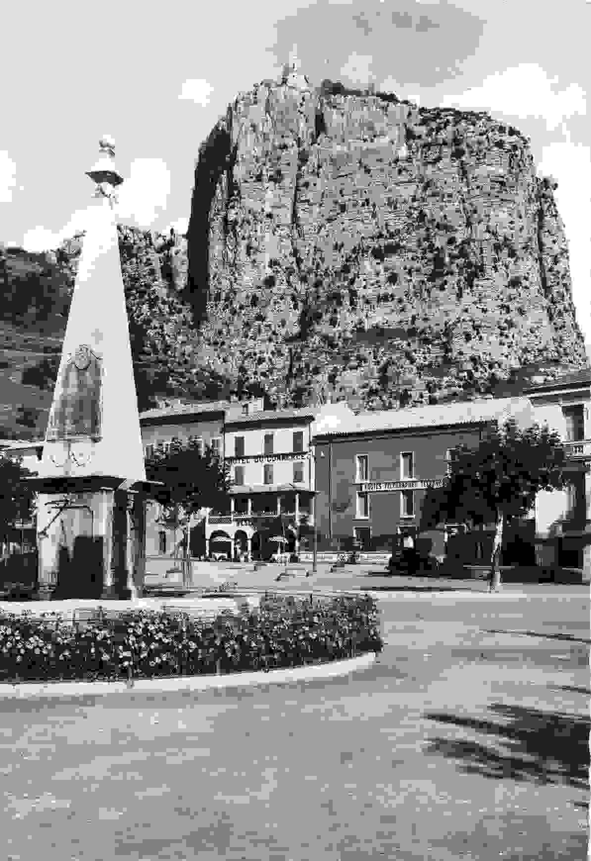 CASTELLANE - La Place Marcel Souvairée - Castellane