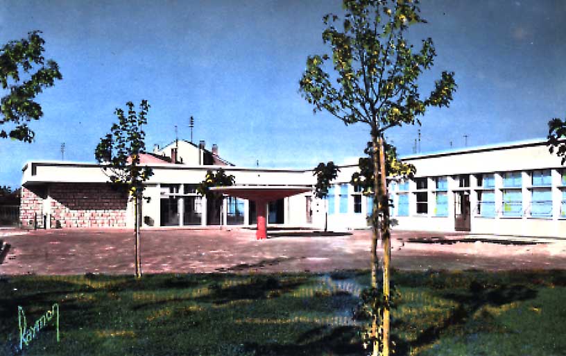 Cpsm Bagnolet (93, Seine Saint Denis) Ecole Maternelle J. Jaures - Bagnolet