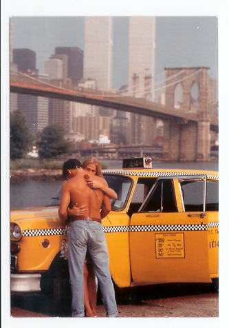 Couple Devant Un Taxi Jaune à New York - Photographe: Rob Lang (05-2822) - Taxis & Cabs