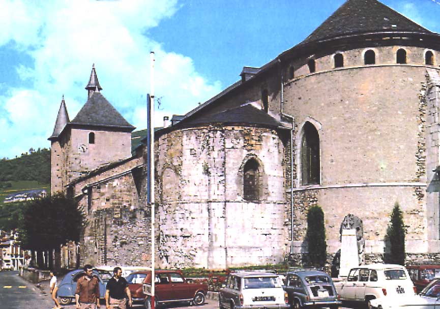 Cpsm St Pe De Bigorre (65, Hautes Pyrénées) Eglise, Animée, Voitures - Saint Pe De Bigorre