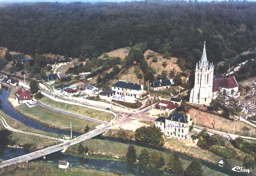 Cpsm Cim Beaumont Le Roger ( 27, Eure) Vue Aérienne De Beaumontel . Eglise - Beaumont-le-Roger