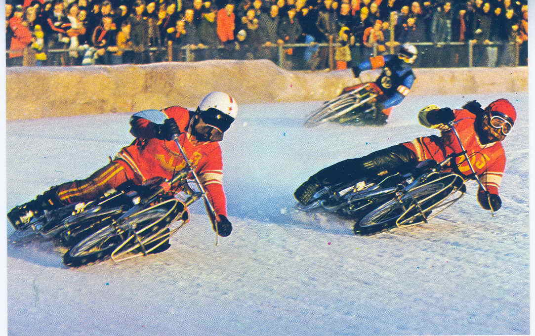 MOTO CARTE POSTALE COULEUR MAGNIFIQUE ANNEE 1976 LA MOTO SOUS TOUTES SES FORMES SPORTIVES TOUTES DIFFERENTES - Motorfietsen