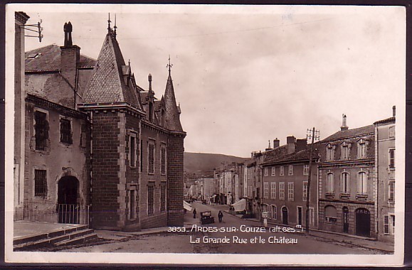 PUY DE DOME - Ardes Sur Couze - La Grande Rue Et Le Chateau - Autres & Non Classés