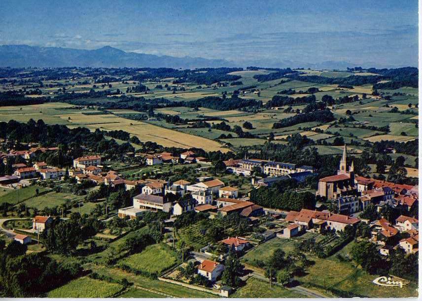 GALAN--années 70-Vue Aérienne Panoramique,au Fond Les Pyrénées N°5558  Par Combier-belle Carte Couleur-- - Galan