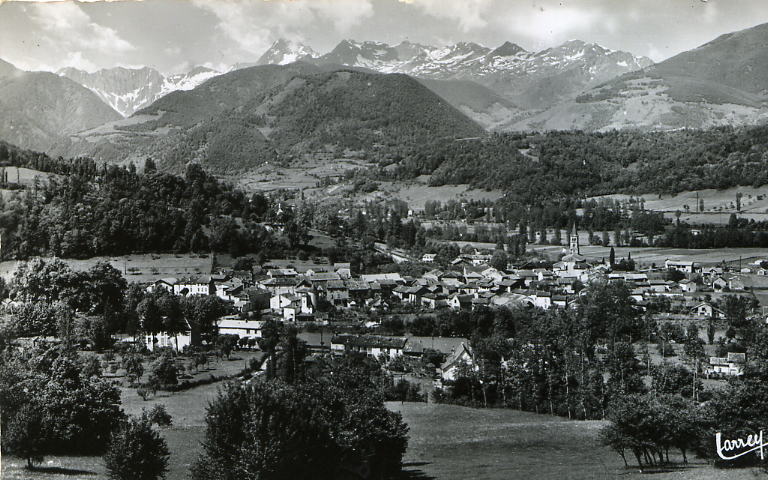 OUST  (Ariège)   Vue Générale, Massif Du Montvalier, 2839 M     (carte Noir Et Blanc, Voyagé En 1974) - Oust