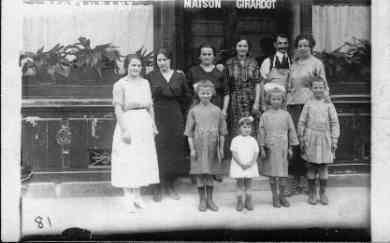 PHOTO CARTE POSTALE D'UN GROUPE DEVANT UN COMMERCE - Negozi