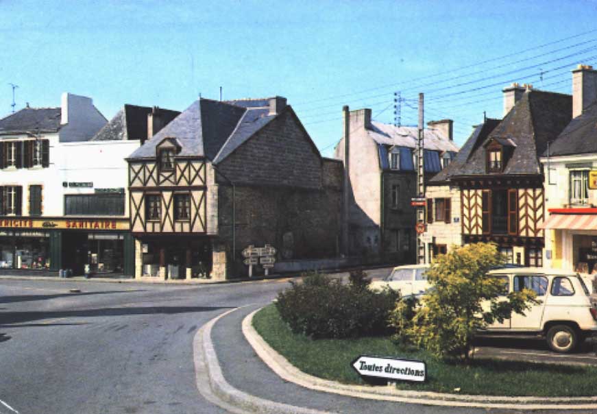 Cpsm Locmine (56, Morbihan) Place De La République. Commerces. 1973 - Locmine