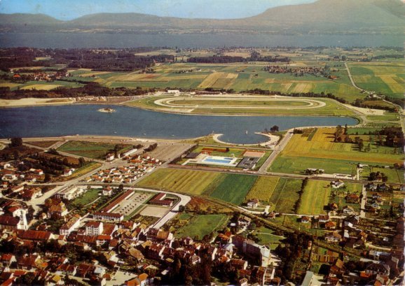 CARTE POSTALE DE DIVONNE LES BAINS - LA VILLE ET SON LAC - Divonne Les Bains