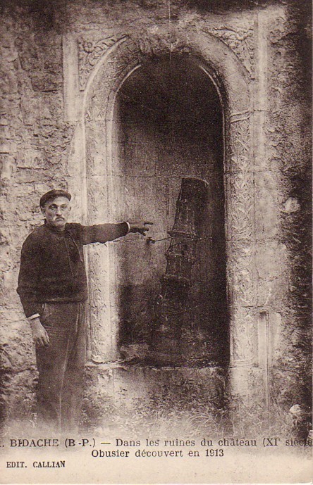 64 BIDACHE Jolie Cpa Animée, Dans Les Ruines Du Château (XI ème Siècle). Obusier Découvert En 1913 - Bidache