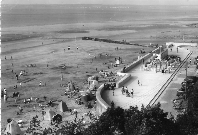 VILLERVILLE   -   Terrasse Du Casino Et La Plage    (carte Noir Et Blanc, A Voyagé En 1957) - Villerville