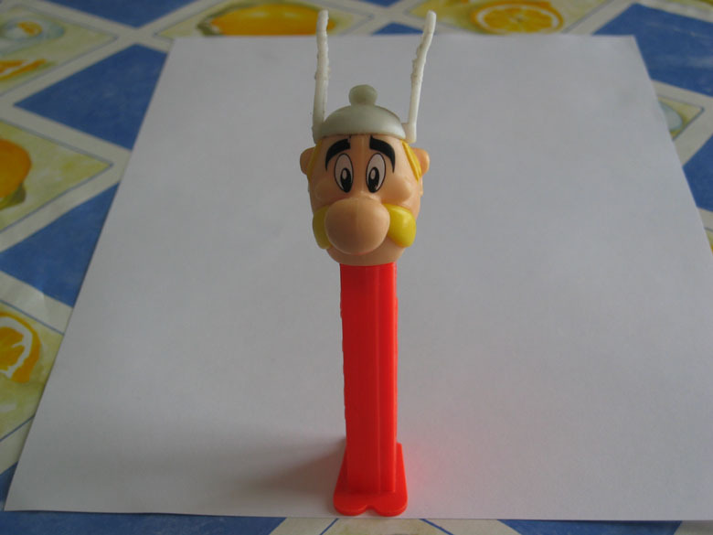 Asterix : Distributeur De Bonbons.  13 Cm De Haut - Asterix & Obelix