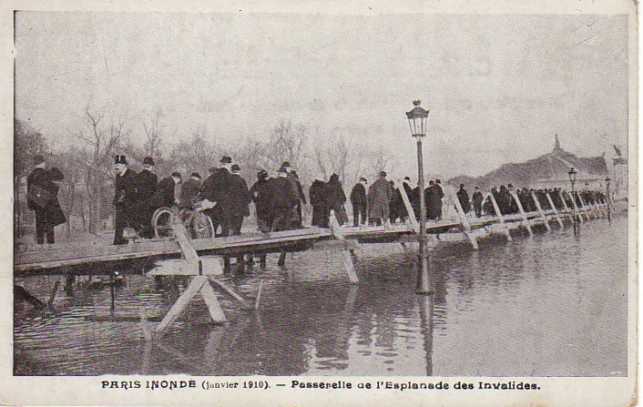 75 PARIS "Paris Inondé" Cpa Animée, Passerelle De L´esplanade Des Invalides - Überschwemmungen