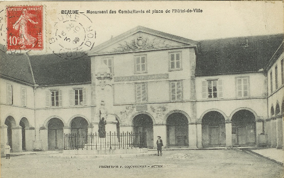 BEAUNE : Monument Des Combattants Et Place De L'Hôtel De Ville - Beaune