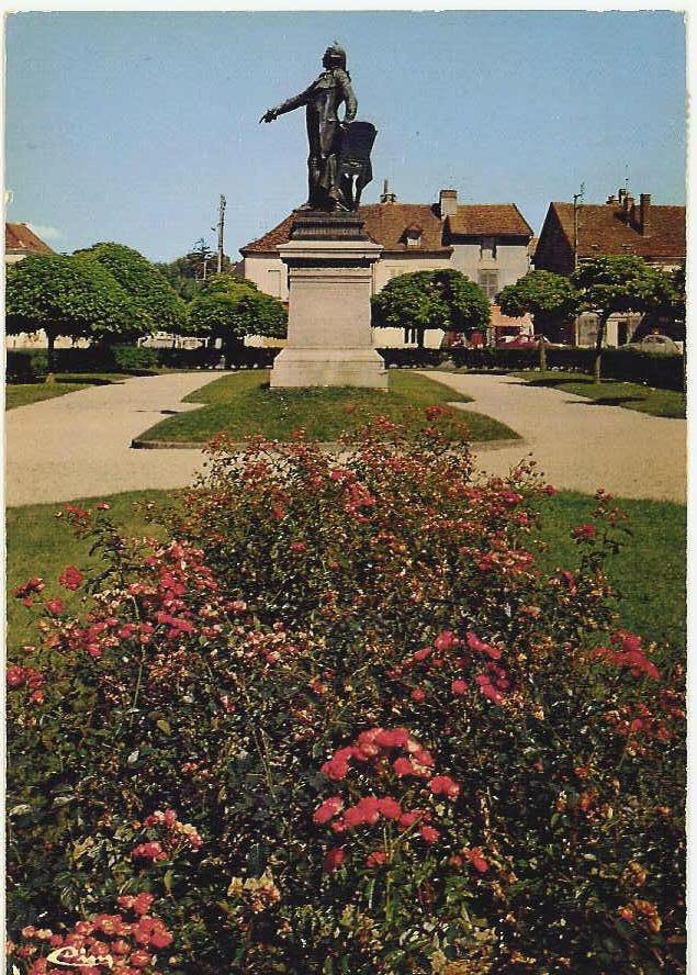 10004 ARCIS SUR AUBE - Le Square Et Statue De Danton - Arcis Sur Aube