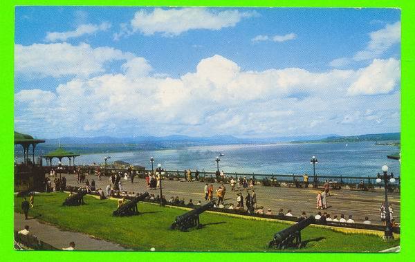 QUÉBEC - PROMENEURS SUR LA TERRASSE DUFFERIN - CIRCULÉE  - - Québec - La Cité