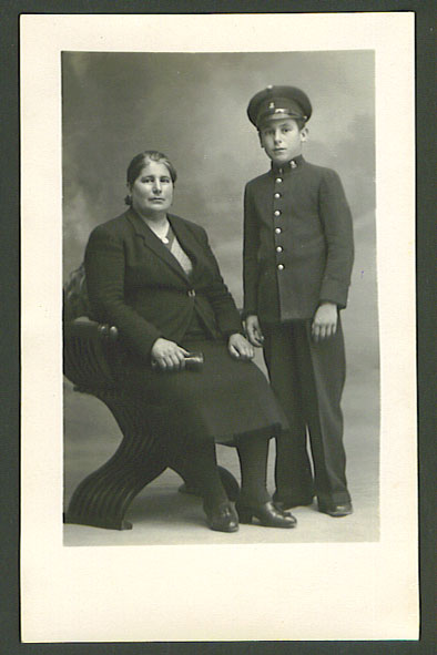 Photo Ancienne 1940 Mére Et Enfant Avec Uniforme PORTUGAL Mother And Child In Uniform 1940 Old Photo - Personnes Anonymes