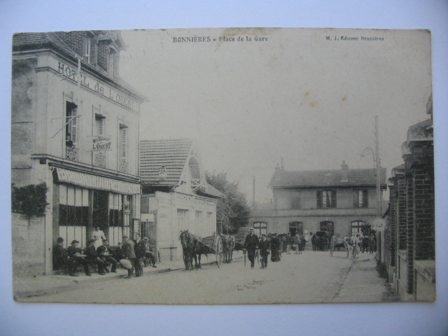 CPA BONNIERES   PLACE DE LA GARE  VOYAGE 1911 - Bonnieres Sur Seine