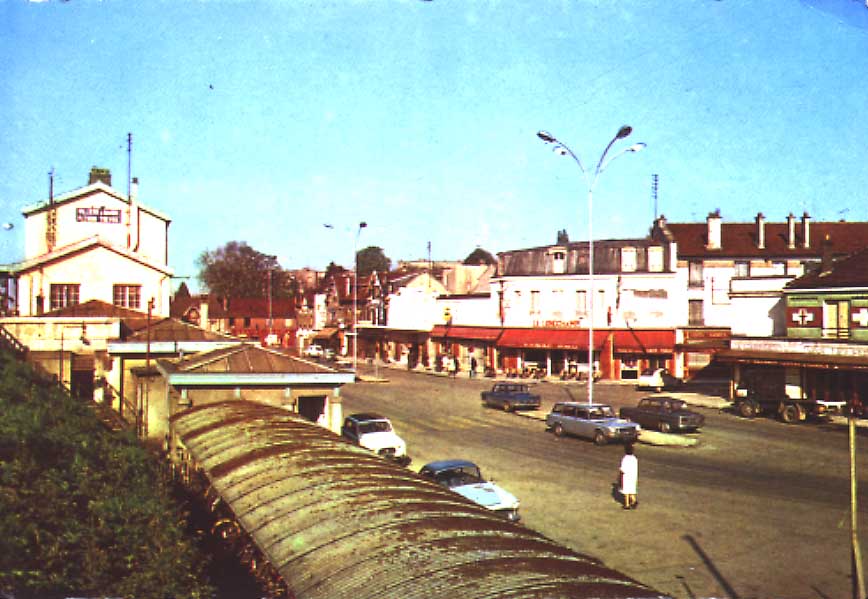 Cpsm Villiers Sur Marne (94, Val De Marne) N°36, Place De La Gare : Voitures, Commerces (pharmacie...), Café Longchamp - Villiers Sur Marne