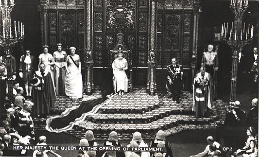 Queen Elizabeth 11 Opening Parliament - Real Photo - Koninklijke Families