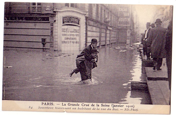 PARIS DE 1910 LA GRANDE CRUE DE LA SEINE JANVIER 1910 SAUVETEUR TRAVERSANT UN HABITANT DE L - Floods