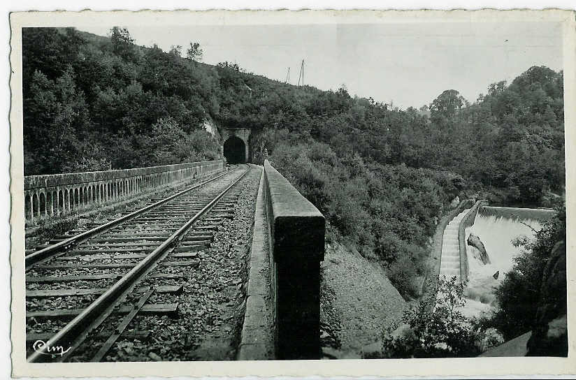 EYMOUTIERS - Pont Mingonat - A Droite, Le Barrage Et L'échelle à Poissons. ( TRAIN ) - Eymoutiers