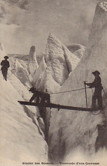 Glacier Des Boissons. Traversée D´une Crevasse. - Alpinisme