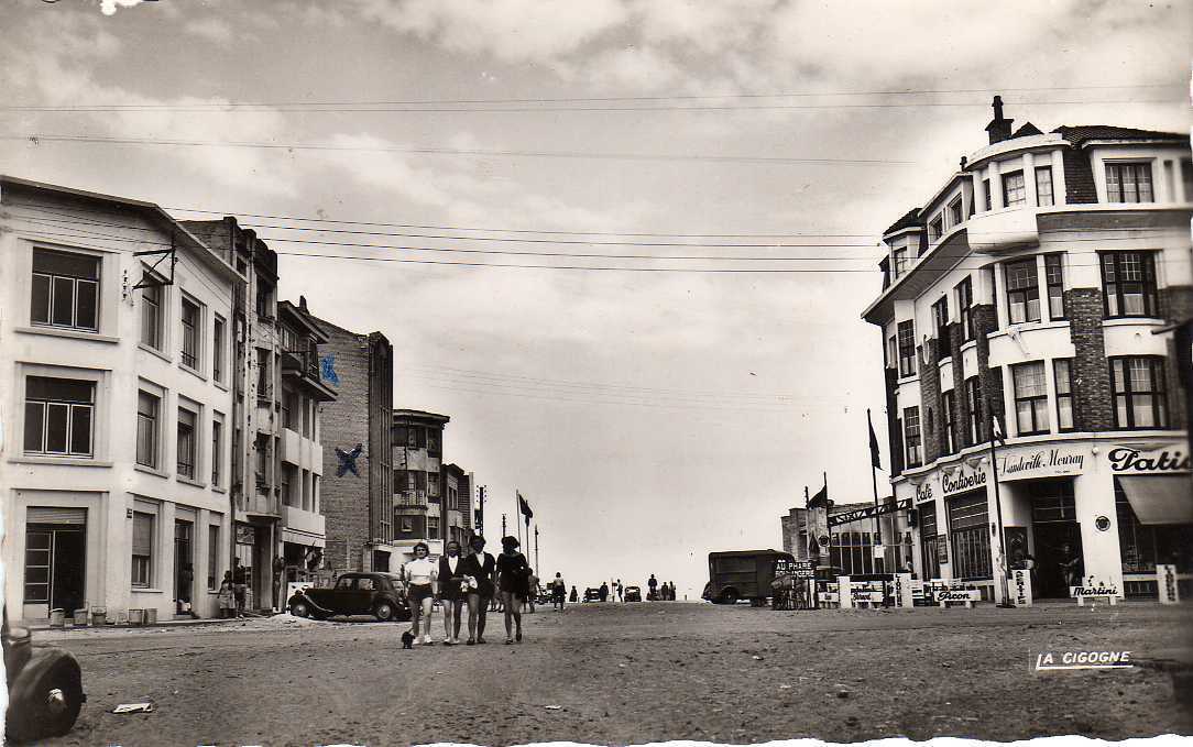 59 BRAY DUNES (envs Dunkerque) Esplanade, Animée, Café Confiserie, Traction, HY, CPSM Petit Format Dentelée, 1958 - Autres & Non Classés