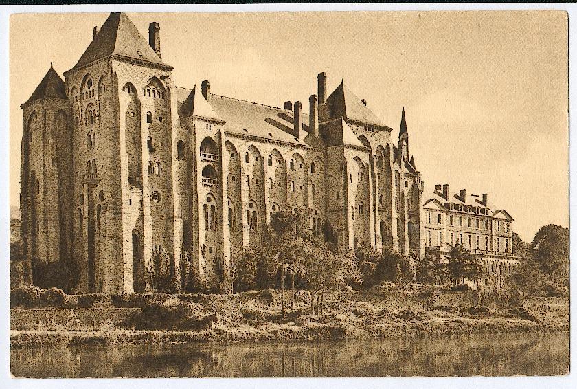 72 - SOLESMES. L'Abbaye Saint-Pierre De Solesmes Vue Du Pont Sur La Sarthe. - Solesmes