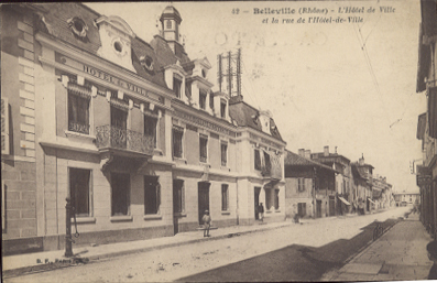 69 Belleville L´hotel De Ville Et La Rue  ,mairie, Animée , - Belleville Sur Saone