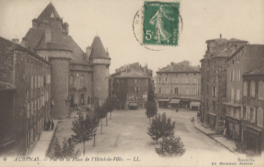 07 Aubenas Vue De La Place De L´hotel De Ville - Aubenas