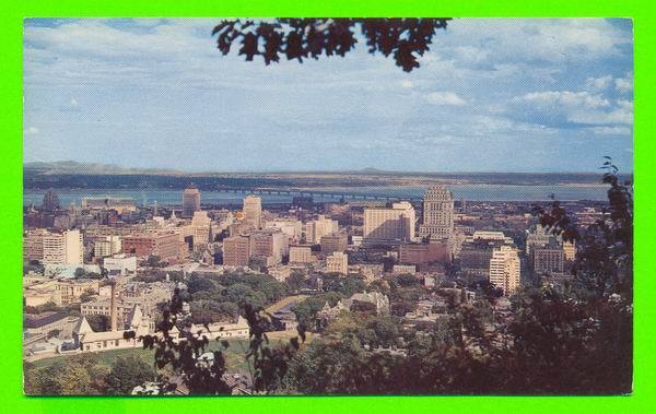 MONTRÉAL, QUÉBEC - VUE DU QUARTIER DES AFFAIRES, PRISE DU HAUT DU MONT-ROYAL - - Montreal