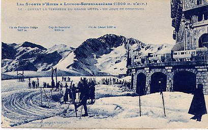 SUPERBAGNERES - Devant La Terrasse Du Grand Hôtel. Un Jour De Concours - Superbagneres