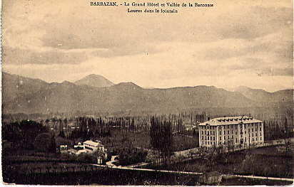 BARBAZAN - Le Grand Hôtel Et Vallée De La Barousse. Loures Dans Le Lointain - Barbazan