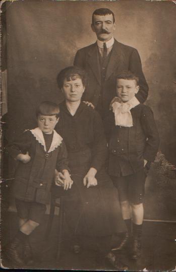 Carte Photo De ANNONAY - Une Famille. - Annonay