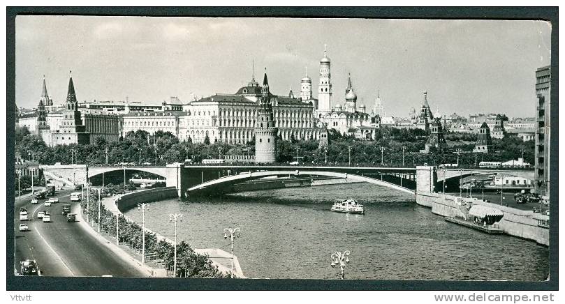 Moscou : Kremlin (19 Cm Sur 9 Cm). Deux Timbres Russes Au Dos (1966-1969) - Lettres & Documents