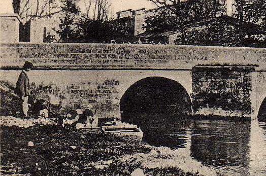 17 ST JEAN ANGELY Pont Du Faubourg Taillebourg, Laveuses, Ed Brodeau, 191? - Saint-Jean-d'Angely